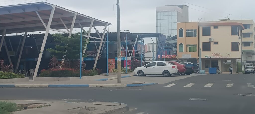 El robo sistemático de cables en la plaza Tarqui de Manta deja zonas sin luz, afecta al comercio y provoca pérdidas económicas.