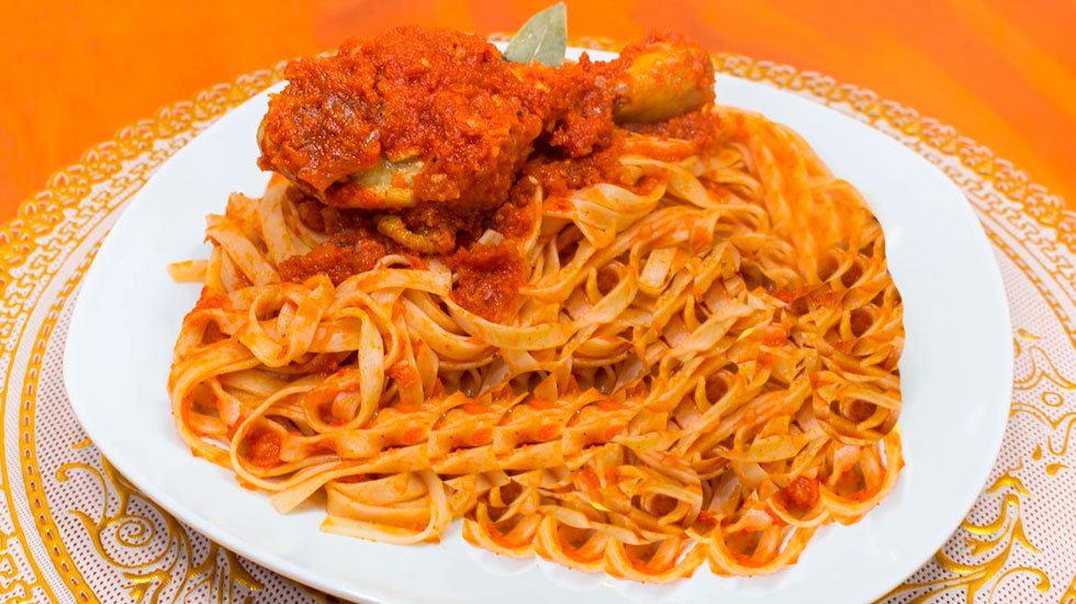 ¿Sin ideas para cocinar? Aprende a hacer tallarín de pollo en solo 4 pasos