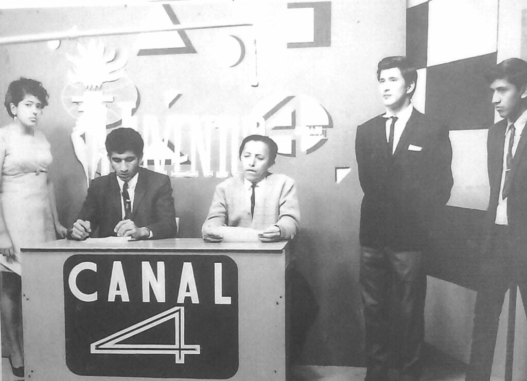 Canal 4 de Manta contaba con un noticiero, así como programas infantil y deportivo.