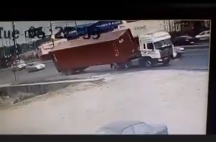 El contenedor cayó sobre la mujer que esperaba bus en la vía Perimetral
