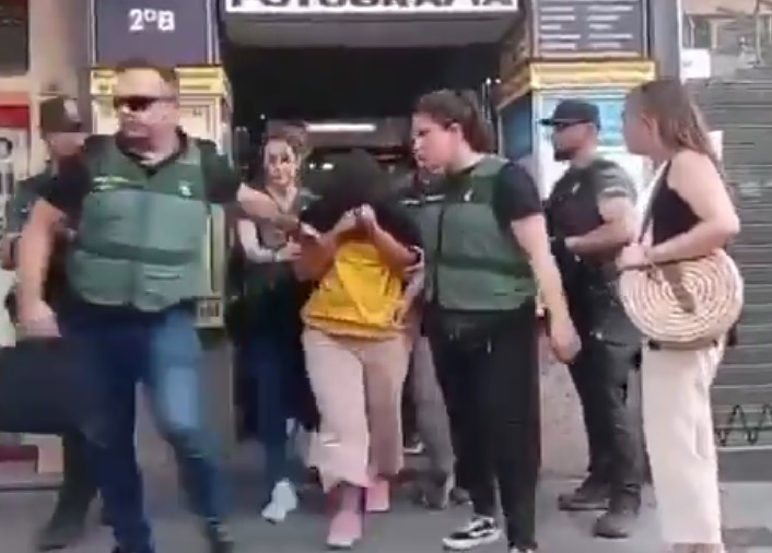 A una mujer de nacionalidad ecuatoriana, de 39 años, identificada como Erika, la detuvo la Guardia Civil en Madrid, España.