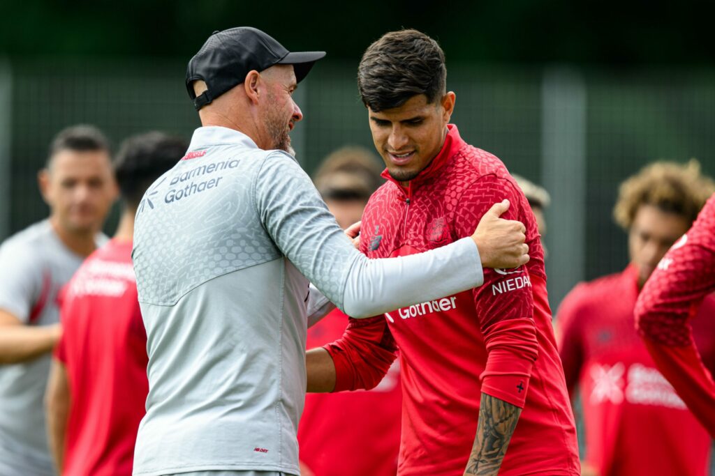 Bayer Leverkusen rechaza negociar el traspaso de Piero Hincapié a clubes de la Premier League