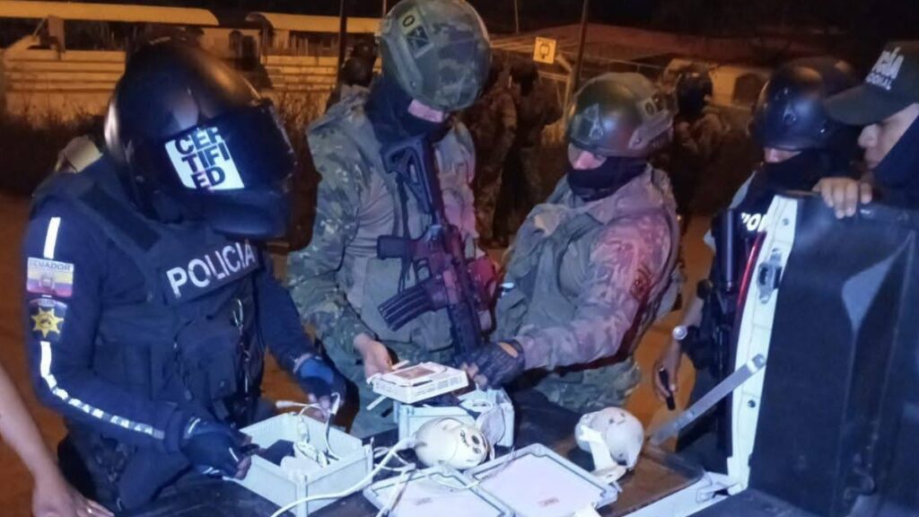Cámaras de vigilancia que se usaban para presuntas actividades delincuenciales fueron retiradas por policías y militares. (Redes sociales)