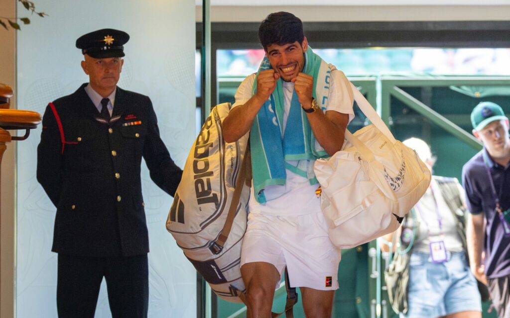 Carlos Alcaraz vence a Taylor Fritz y se cita con la historia en su tercera final en Wimbledon
