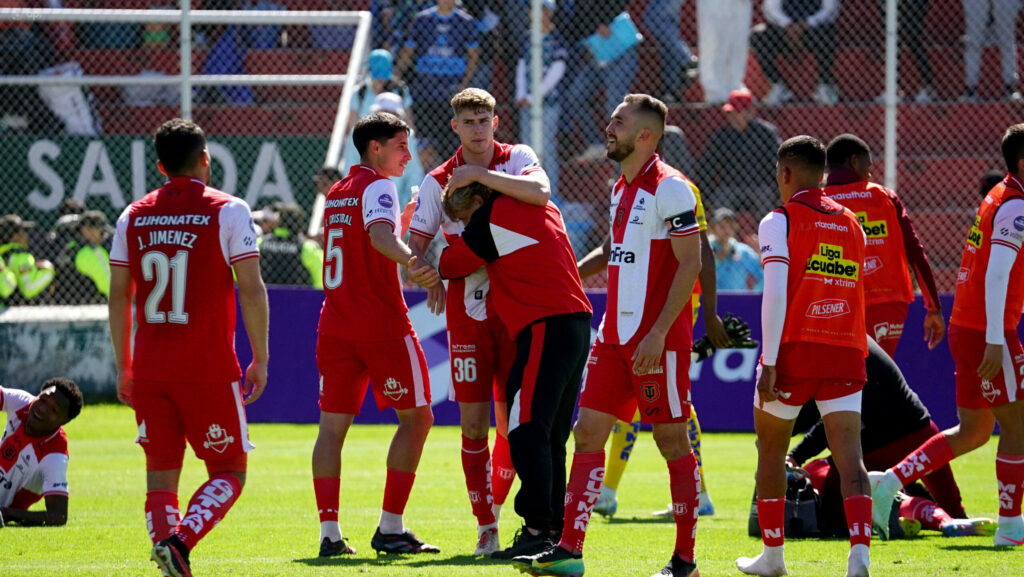 Técnico Universitario recorta distancias en la tabla tras vencer a su clásico rival.