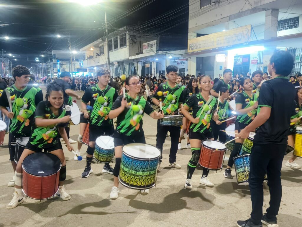 Con un colorido desfile Chone abrió sus fiestas de cantonización.
