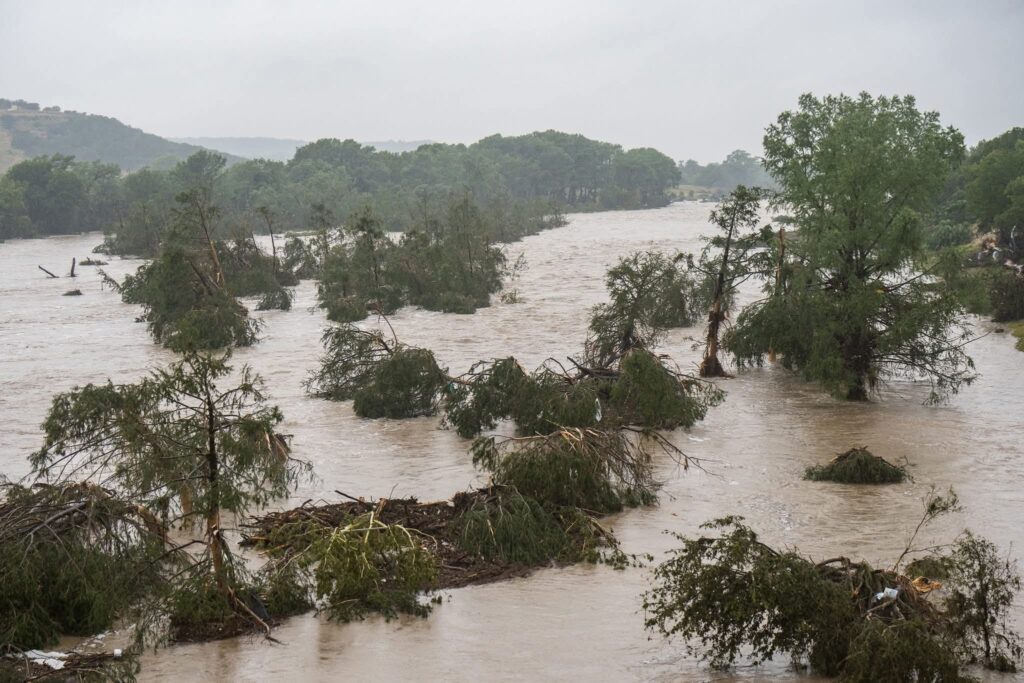 Crecida del río Guadalupe en Texas deja al menos 27 muertos y decenas de niñas desaparecidas
