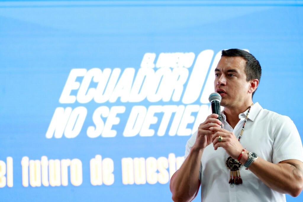 Daniel Noboa, presidente de Ecuador, defiende la repatriación de presos colombianos