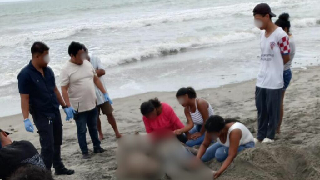 Dos estudiantes de colegio aparecieron enterrados en una playa del cantón Pedernales, provincia de Manabí.