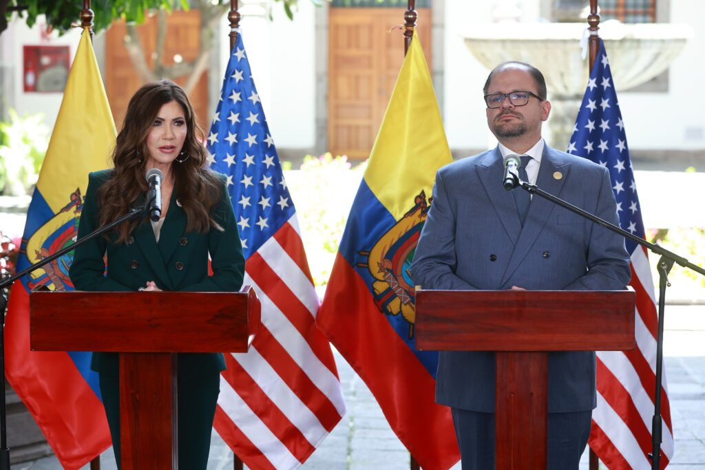 Ecuador y Estados Unidos acuerdan intercambio de oficiales de enlace para coordinar acciones contra el crimen organizado
