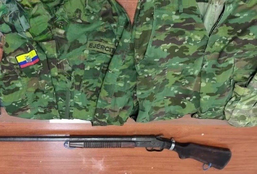 El Ejército Ecuatoriano descubrió armamento junto a uniformes policiales y militares durante un operativo antidelincuencial.