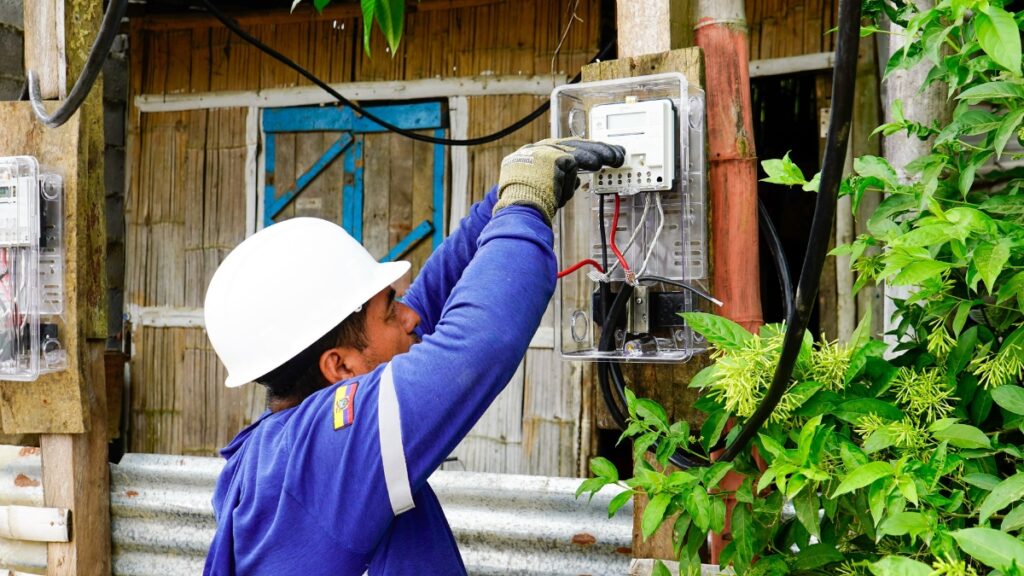 El Gobierno de Ecuador estudia focalizar subsidio eléctrico de la tarifa de la dignidad con apoyo del Banco Mundial. (Cnel).