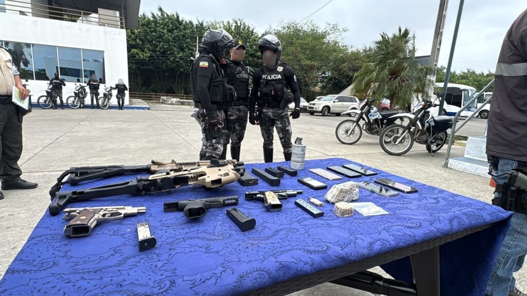 El armamento decomisado quedó bajo custodia de la Policía y los detenidos a órdenes judiciales.