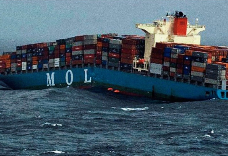 El buque portacontenedores Mol Comfort, de 316 metros de eslora, se partió en dos en el Océano Índico el 17 de junio del 2013