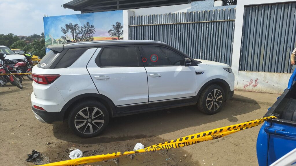 El carro estaba estacionado fuera de una institución educativa. Junto a él dejaron un panfleto.