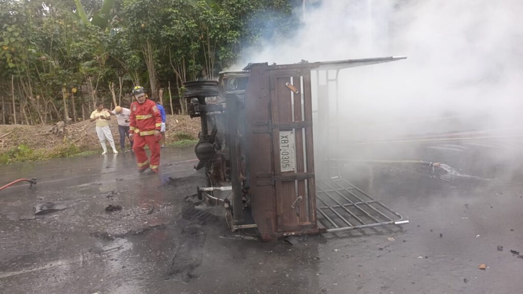 El carro que se incineró después de volcarse y que ocasionó que tres comerciantes resultaran quemados.