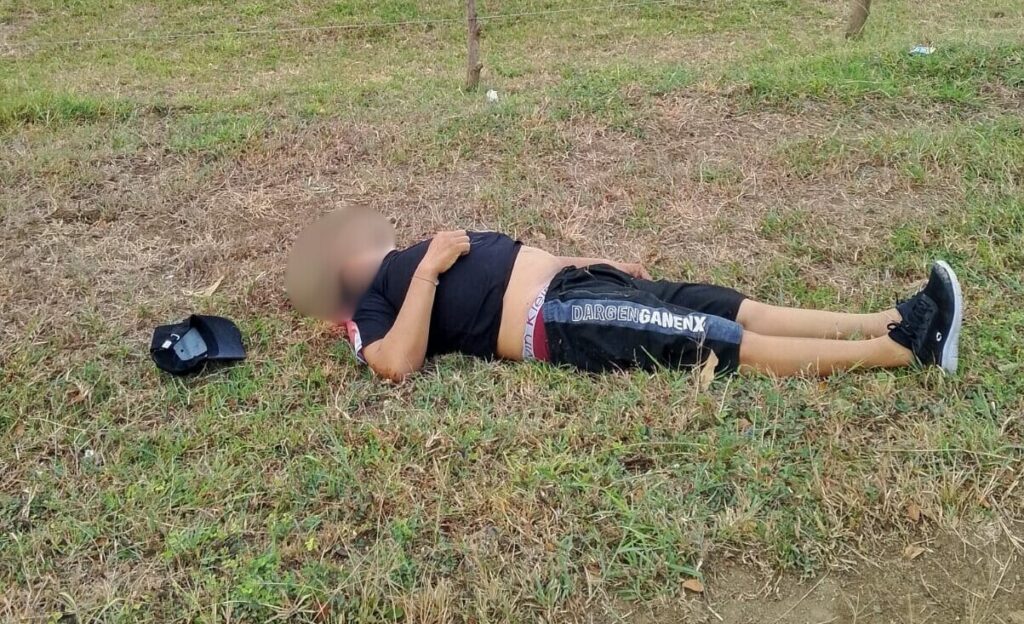 El cuerpo baleado quedó a un costado de la vía que conduce a Bahía.