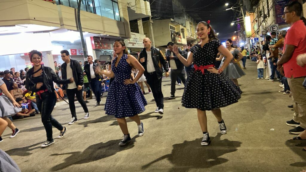 El desfile se detuvo en varias ocasiones debido al entusiasmo de los asistentes, quienes salían a tomarse fotos o selfies con los participantes.