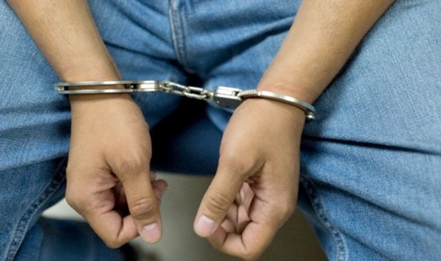 El detenido enfrenta cargos por violar a su vecina menor de edad.