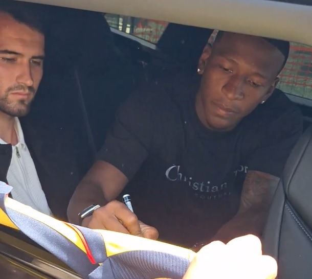 El futbolista ecuatoriano Pervis Estupiñán arribó a Italia este miércoles para someterse a exámenes médicos y unirse a la gira de pretemporada del AC Milan.