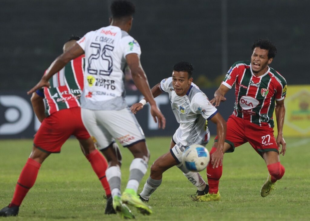Elson Peñarrieta se convirtió en la figura clave al anotar dos goles que dieron la victoria a Deportivo Santo Domingo sobre Delfín SC.