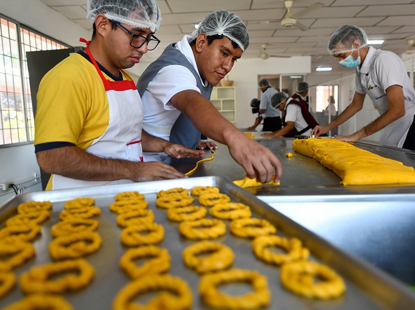 Guayaquil ejecuta un programa de inclusión laboral para personas con discapacidad, financiando a 22 organizaciones sociales.