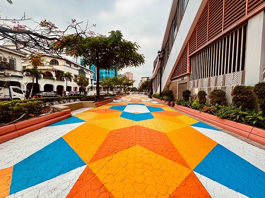El Municipio de Guayaquil interviene la avenida 9 de Octubre para mejorar la seguridad vial y la movilidad peatonal.