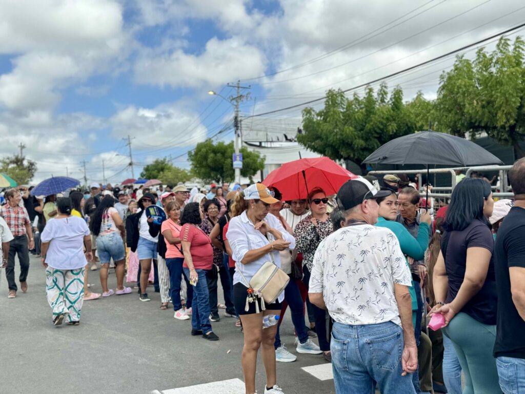 Cientos de personas esperaban ser atendidos por médicos del buque