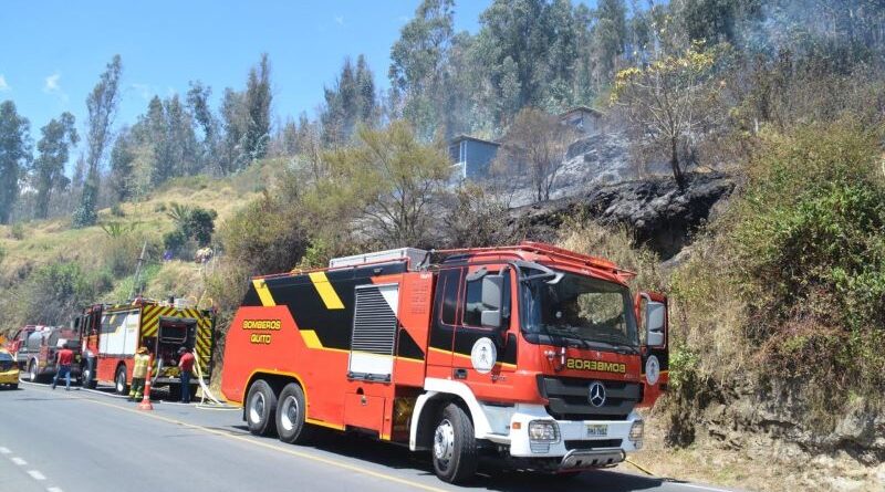 Incendio forestal en Rumiloma moviliza a entidades de emergencia