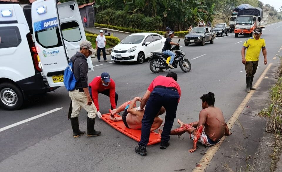 Instantes en que los paramédicos del Cuerpo de Bomberos de El Carmen ayudaban a los heridos.