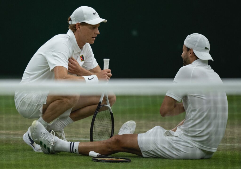 Jannik Sinner sigue adelante en Wimbledon por el infortunio de Grigor Dimitrov