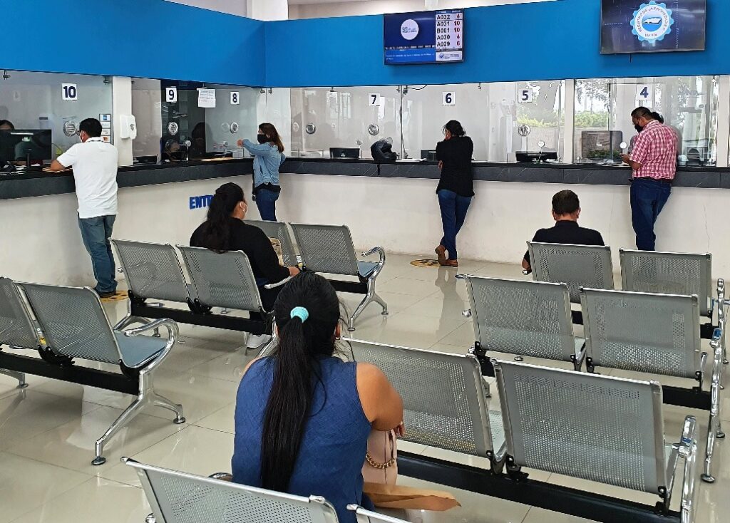 John Reimberg, ministro del Interior, denunció, a través de redes sociales, al registrador de la propiedad de Manta.