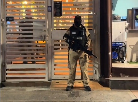 La cadena de restaurantes Rukito, en Guayaquil, ha implementado guardias armados, algunos equipados con fusiles, para seguridad de sus clientes.