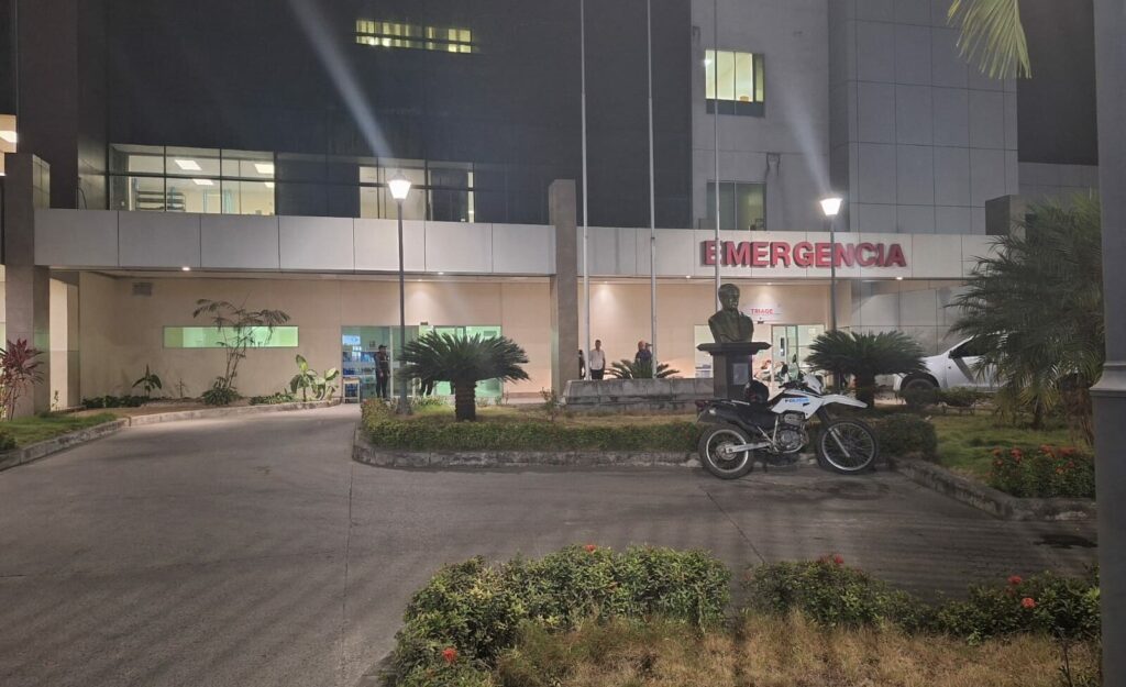 La víctima fue trasladada a una casa de salud en una moto por sus familiares.