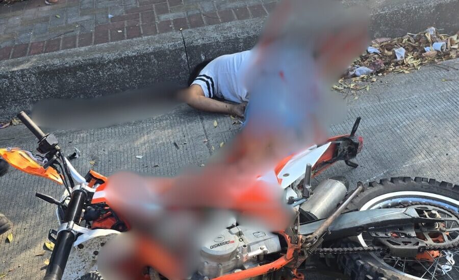 La víctima quedó tirada junto a la motocicleta que conducía.