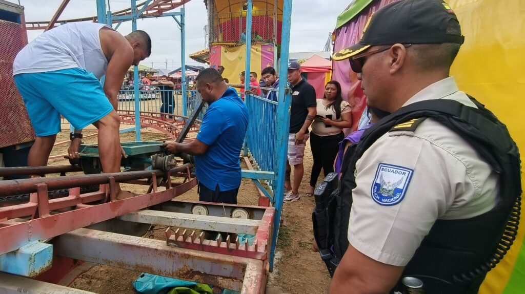 Las autoridades inspeccionan las reparaciones en el juego mecánico que sufrió desperfectos.
