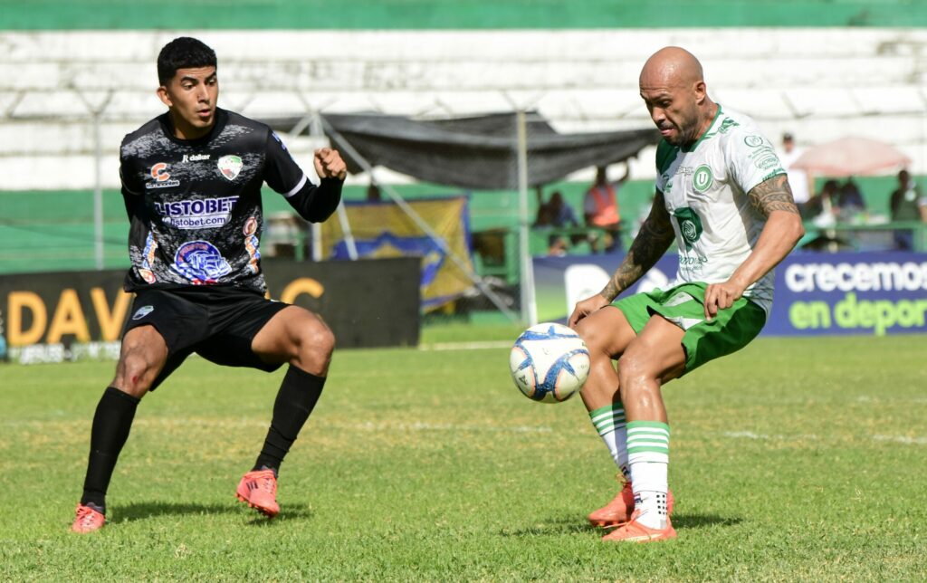 César Espínola (d) de Liga de Portoviejo en una acción en el duelo ante New Porto en el Reales Tamarindos.