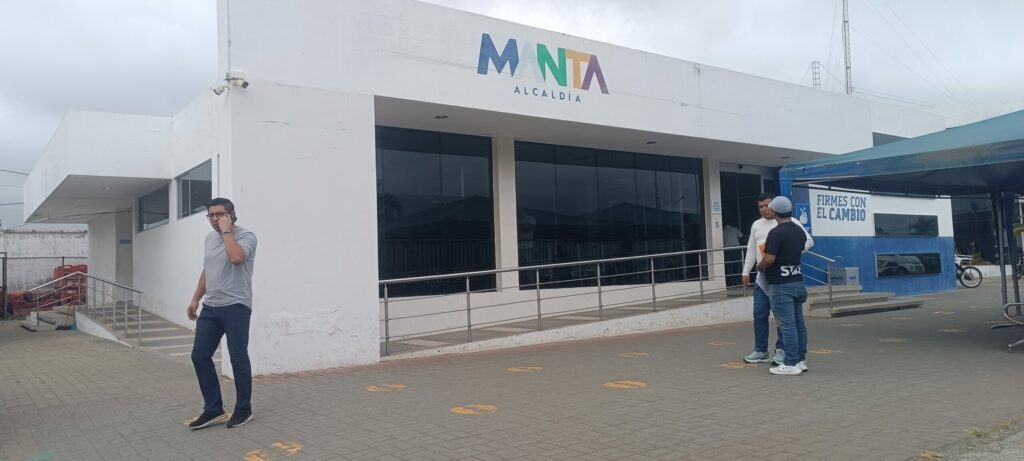 En la Agencia de Tránsito de Manta, se espera la llegada de la Policía, quienes se encargarán de todas las actividades internas y externas.