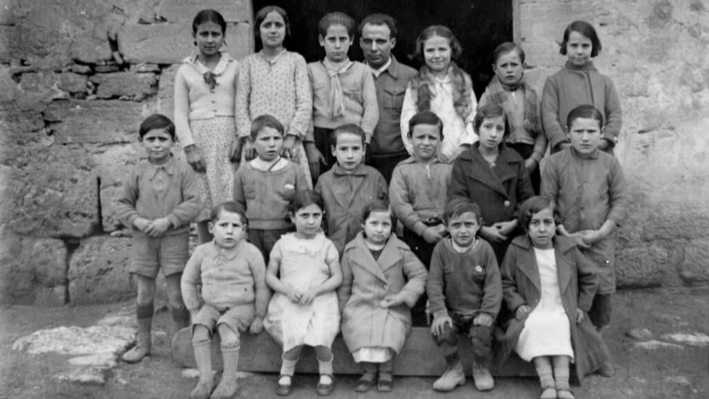 Antoni Benaiges y una fotografía con sus alumnos en la escuelita rural.