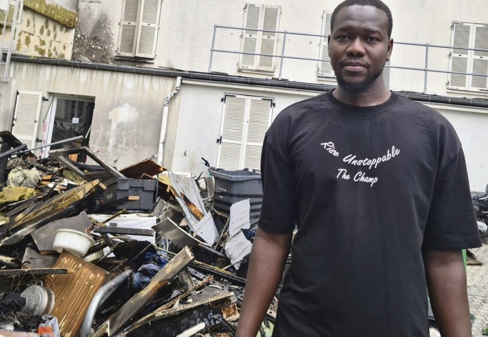 París tiene un nuevo héroe y su nombre es Fousseynou Cissé, un hombre de 39 años, quien rescató a seis personas, incluidas dos mujeres