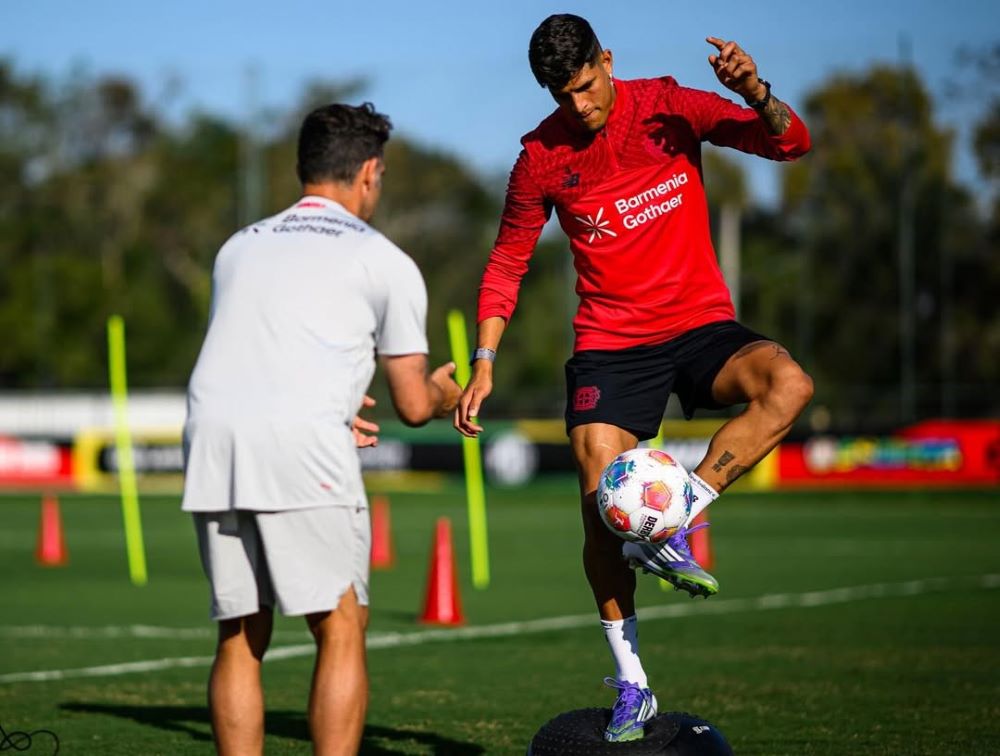 Piero Hincapié desmiente rumores de traspaso y reafirma compromiso con Bayer Leverkusen