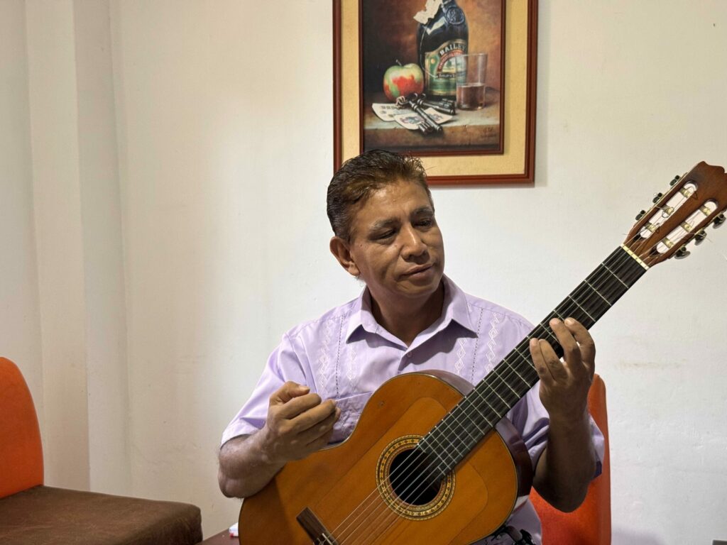 Hugo Terán es pedagogo y compositor musical. Vive en Manta y está organizando un concierto para que su hijo pueda regresar a Rusia a continuar sus estudios.