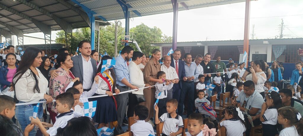 El Municipio de Manta inició la entrega de cubiertas para 30 escuelas, con una inversión que supera los dos millones de dólares.