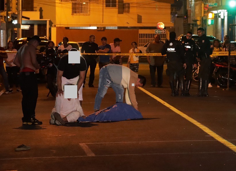 Tres hombres resultaron asesinados durante dos ataques armados perpetrados por sicarios en el centro de Guayaquil.
