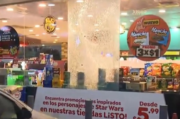 Un ataque armado perpetrado por dos sicarios en moto dejó a tres personas heridas en una gasolinera, en Guayaquil.