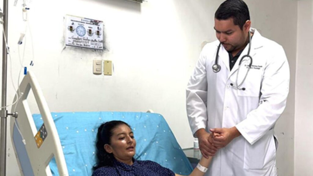 Un tumor gigante le fue extirpado a una mujer en el hospital del IESS Teodoro Maldonado Carbo, en Guayaquil. (IESS).