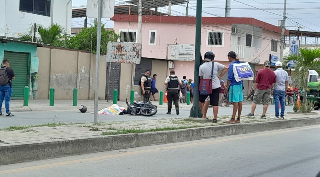 Varias personas se aglomeraron cerca de los cuerpos para tratar de identificarlos.