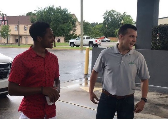 Walter Carr, un joven de Alabama, Estados Unidos, caminó 32 kilómetros durante siete horas para llegar a su primer día de trabajo.
