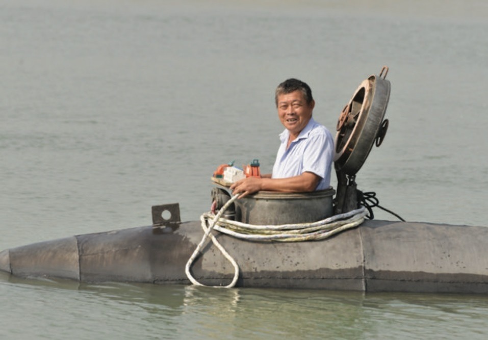 Zhang Shengwu, un agricultor chino, de 60 años, y residente de la aldea de Zhangdu, ha construido con éxito su propio submarino casero.