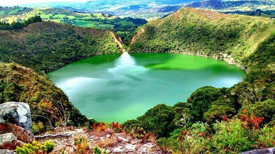 En el corazón de Colombia se encuentra la Laguna de Guatavita. Lugar donde nace la leyenda de El Dorado y donde se han tejido mitos y leyendas en torno a sus tesoros ocultos.
